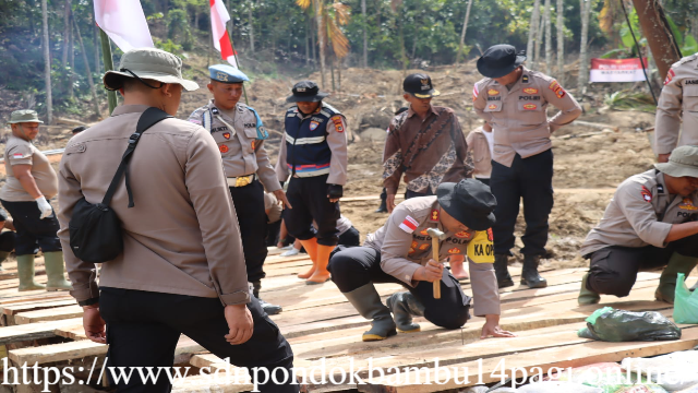 Brimob Polda NTT Dirikan Jembatan Darurat
